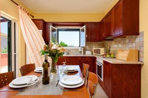 Kuchyň nebo kuchyňský kout v ubytování Luxury Corfu Villa Villa Rose Private Pool