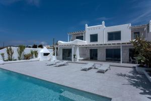 Fotografie z fotogalerie ubytování Super Luxury Mykonos Villa Villa Saorsa 5 Bedroom Infinity Pool Panoramic Sea And Sunset Views Euaggelistraki v destinaci Dexamenes