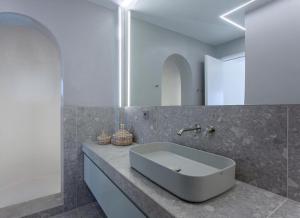 Fotografie z fotogalerie ubytování Super Luxury Mykonos Villa Villa Saorsa 5 Bedroom Infinity Pool Panoramic Sea And Sunset Views Euaggelistraki v destinaci Dexamenes