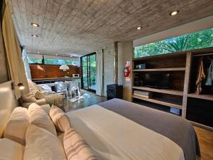 une chambre avec un grand lit et une grande fenêtre dans l'établissement 365 Playa, à Las Gaviotas