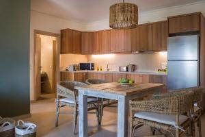 Η κουζίνα ή μικρή κουζίνα στο Deluxe Kefalonia Apartment Apartment Menta 1 Bedroom Pool