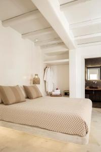 Posteľ alebo postele v izbe v ubytovaní Luxury Naxos Villas Grande Suite Air Conditioning Outdoor Pool 1 Bedroom Stelida