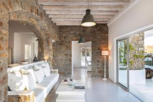 Χώρος καθιστικού στο Spectacular Kalafatis Villa 5 Bedrooms Villa Vibhu Private Jacuzzis & Infinity Pool