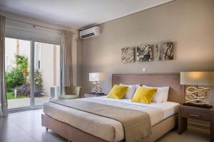 Posteľ alebo postele v izbe v ubytovaní Deluxe Kefalonia Apartment Apartment Hibiscus 3 Bedroom Pool Karavomilos