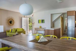 Kuchyňa alebo kuchynka v ubytovaní Deluxe Kefalonia Apartment Apartment Hibiscus 3 Bedroom Pool Karavomilos + 10 fotografií