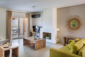Posedenie v ubytovaní Deluxe Kefalonia Apartment Apartment Hibiscus 3 Bedroom Pool Karavomilos