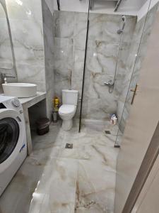 Ένα μπάνιο στο Renovated beautiful apartment +27 φωτογραφίες