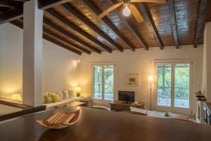 TV a/nebo společenská místnost v ubytování Skiathos Luxury Villa 2 Bedroom Villa Dyo Vromolimnos