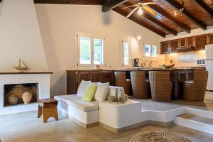 Kuchyň nebo kuchyňský kout v ubytování Skiathos Luxury Villa 2 Bedroom Villa Dyo Vromolimnos