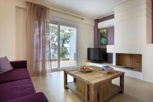 salon z kanapą i stołem w obiekcie Deluxe Kefalonia Apartment Apartment Lotos 3 Bedroom Sea View Karavomilos w mieście Karavomylos