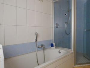 un baño con ducha y bañera en Ferienhof Roller, en Simmersfeld 10 fotos más