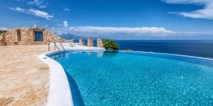 una piscina con vista sull'oceano di Luxury Zakynthos Villa Harron Villa 4 Bed Private Pool Agios Nikolaos a Città di Zante