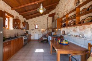 una cucina con mobili in legno e un tavolo in legno di Luxury Zakynthos Villa Harron Villa 4 Bed Private Pool Agios Nikolaos a Città di Zante