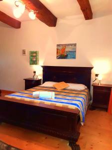 Ένα ή περισσότερα κρεβάτια σε δωμάτιο στο TUSCAN HILLS - STONEHOUSE, GARDEN & POOL