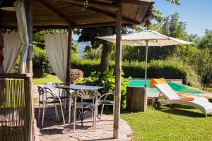 Κήπος έξω από το TUSCAN HILLS - STONEHOUSE, GARDEN & POOL