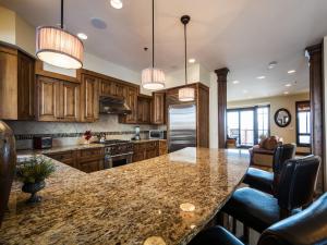 een keuken met een groot aanrecht in een kamer bij Fairway Springs by Park City Vacations in Park West Ski Area Heliport