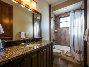 een badkamer met een wastafel, een toilet en een bad bij Fairway Springs by Park City Vacations in Park West Ski Area Heliport +7 foto's