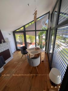 リーデンブルクにあるFerienwohnung Drei Burgen Blickのテーブルと椅子と窓のあるリビングルーム