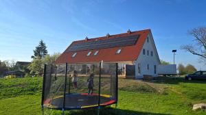 Ο χώρος παιχνιδιού για παιδιά στο Ferienhaus Südgarten mit Kamin an der Ostsee