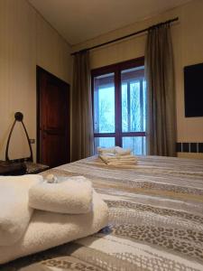 ein Schlafzimmer mit einem Bett mit Handtüchern darauf in der Unterkunft Villa Giordani affittacamere Boscoreale in Piandelagotti + 6 Fotos