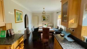 Kuchyň nebo kuchyňský kout v ubytování Maison spacieuse pour famille près de Brighton avec jardin