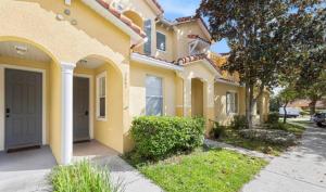 a row of houses with a door in a street at Lovely 3bd Home With Bbq in Orlando