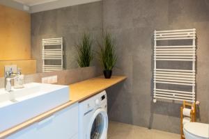 Bilik mandi di Apartamenty ALEJA POŁUDNIOWA 12 SurfingBird Dźwirzyno +94 gambar