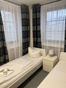 a bedroom with a white bed and a window at GoldStar Apartment-ganze Ferienwohnung Hannover-Sarstedt in Sarstedt