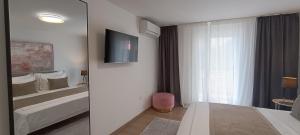 Guesthouse Čivljak的电视和/或娱乐中心