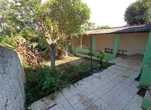 ein Haus mit einer Bank davor in der Unterkunft Residência Silva in Itajaí