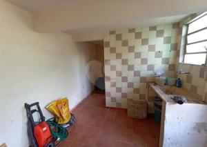 eine Küche mit einer Theke und einem Waschbecken in einem Zimmer in der Unterkunft Residência Silva in Itajaí