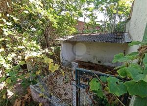 ein Zaun vor einem Gebäude mit einem Tor in der Unterkunft Residência Silva in Itajaí