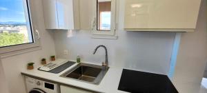 Η κουζίνα ή μικρή κουζίνα στο Lovely studio with balcony - near the beach