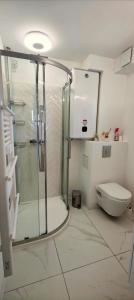 Ένα μπάνιο στο Lovely studio with balcony - near the beach