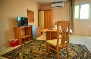 Televiisor ja/või meelelahutuskeskus majutusasutuses Grand Golden Pyramids View Hotel