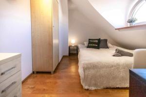 En eller flere senge i et værelse på Pokoje minutka do Monciaka