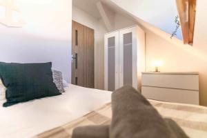 En eller flere senge i et værelse på Pokoje minutka do Monciaka + 13 billeder