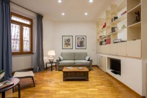 salon z kanapą i kominkiem w obiekcie Cozy Loft @ Monti w Rzymie