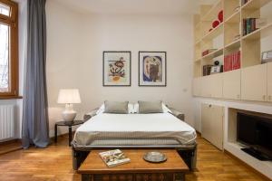 sypialnia z łóżkiem i stolikiem kawowym w obiekcie Cozy Loft @ Monti w Rzymie