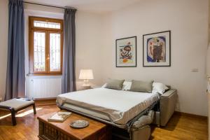 sypialnia z łóżkiem i stołem w obiekcie Cozy Loft @ Monti w Rzymie