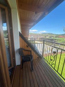 Balkon lub taras w obiekcie Dom Pod Wierzbami, balia ogrodowa , zniżki na termy