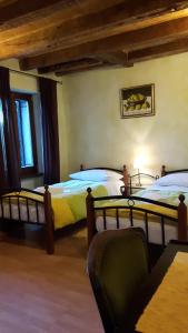 een slaapkamer met 2 bedden in een kamer bij Bed & Breakfast Antico in Motovun