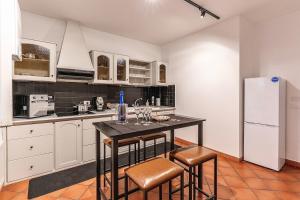 Kuchyň nebo kuchyňský kout v ubytování Large two-room apartment within walking distance of the Teatro Massimo + 18 fotografií