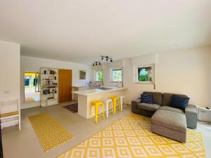 a living room with a couch and a kitchen at Casa Fee in Gravedona