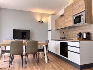 Køkken eller tekøkken på Costa Blu-Pool and Terrace with Lake View