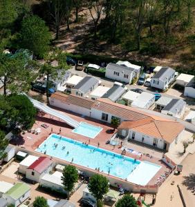 Бассейн в Domaine Résidentiel de Plein Air Escale du Perthuis или поблизости