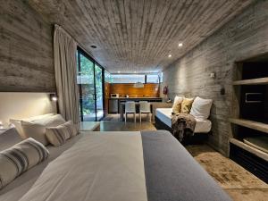 une chambre avec un lit et un salon dans l'établissement 365 Playa, à Las Gaviotas 151 autres photos