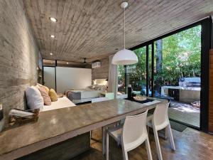 Il comprend une cuisine et un salon avec un canapé et un lit. dans l'établissement 365 Playa, à Las Gaviotas