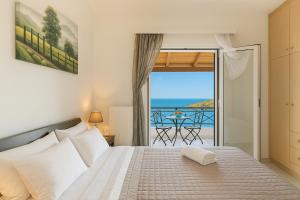 Posteľ alebo postele v izbe v ubytovaní Coastal Paradise Found - Komis' Private Pool Retreat