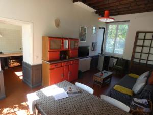 een woonkamer met een bank en een tafel bij Gîte de la Ferme Feugère in Barbeville